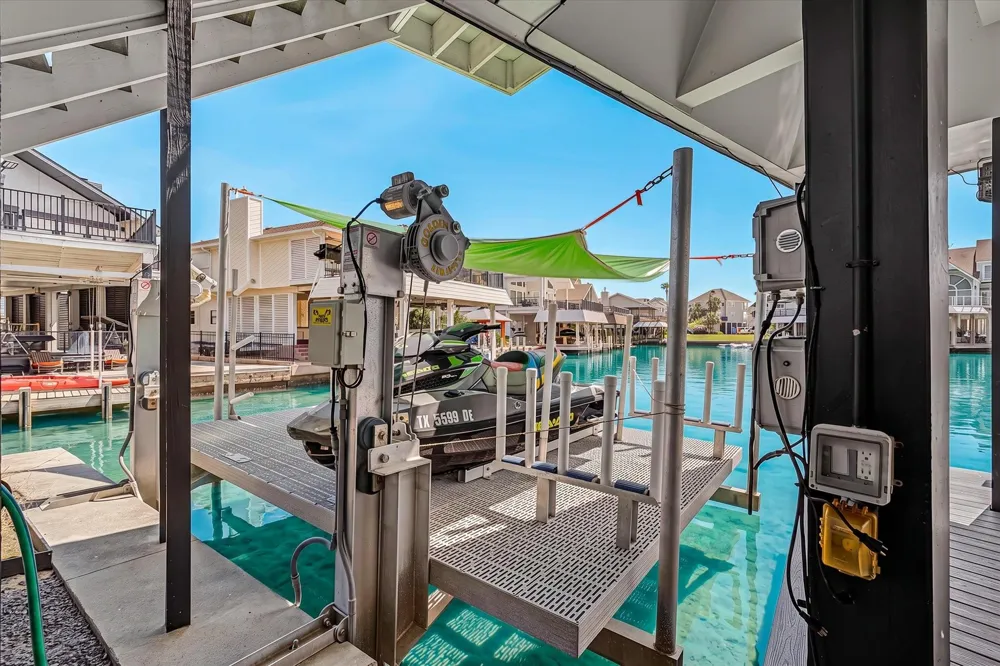 1047 Long Reach Drive Tiki Island, TX 77554