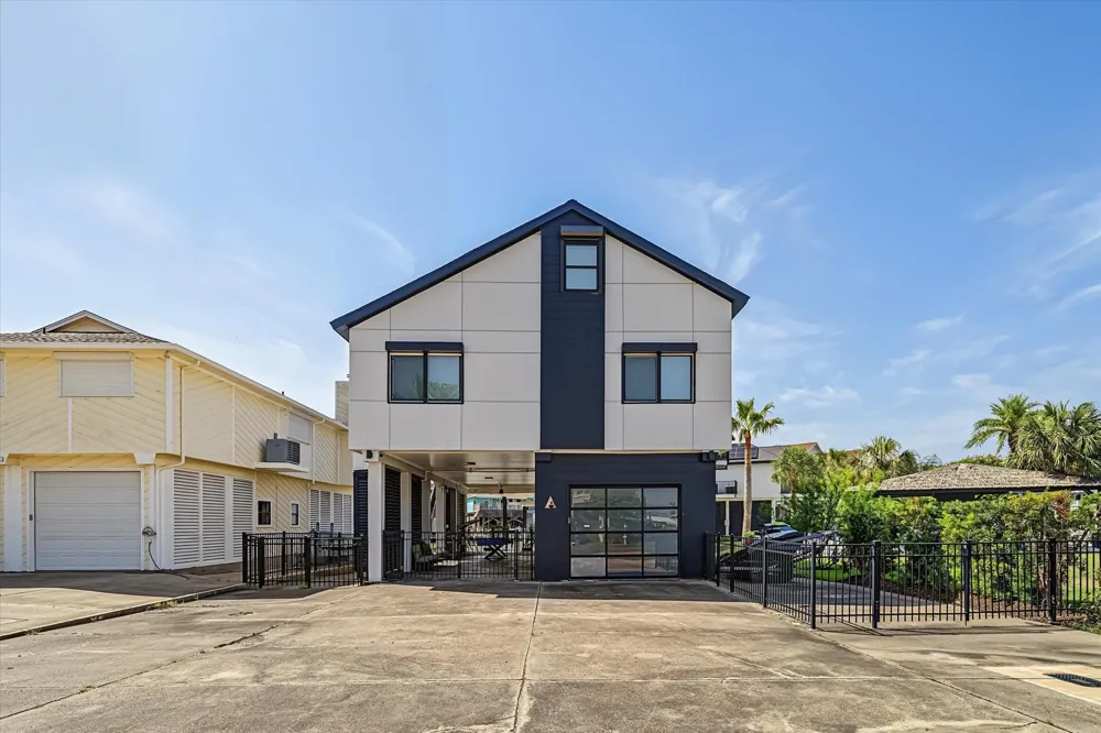 1047 Long Reach Drive Tiki Island, TX 77554