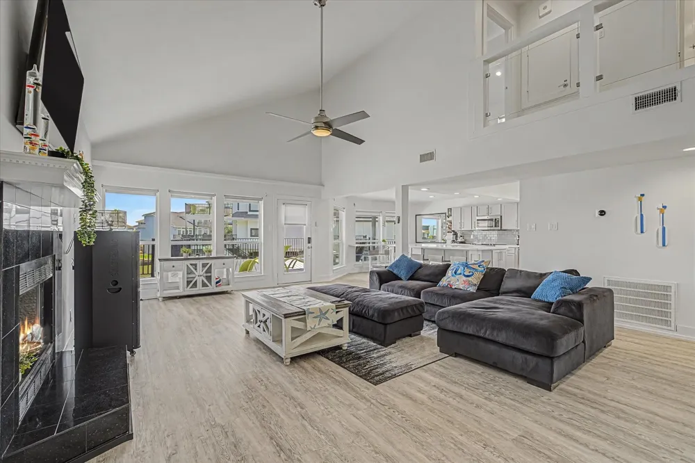1047 Long Reach Drive Tiki Island, TX 77554