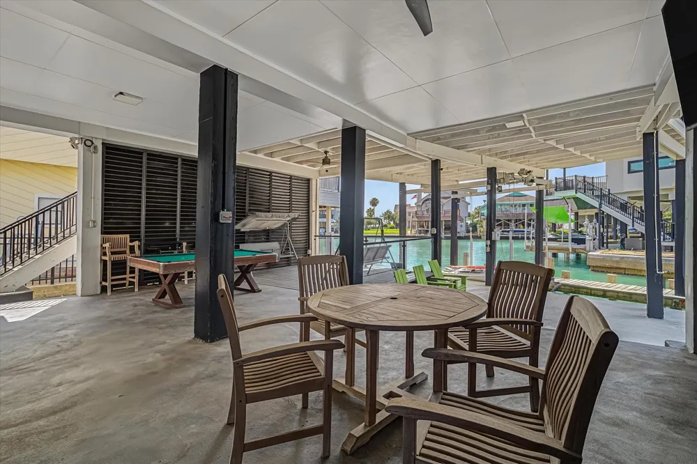 1047 Long Reach Drive Tiki Island, TX 77554