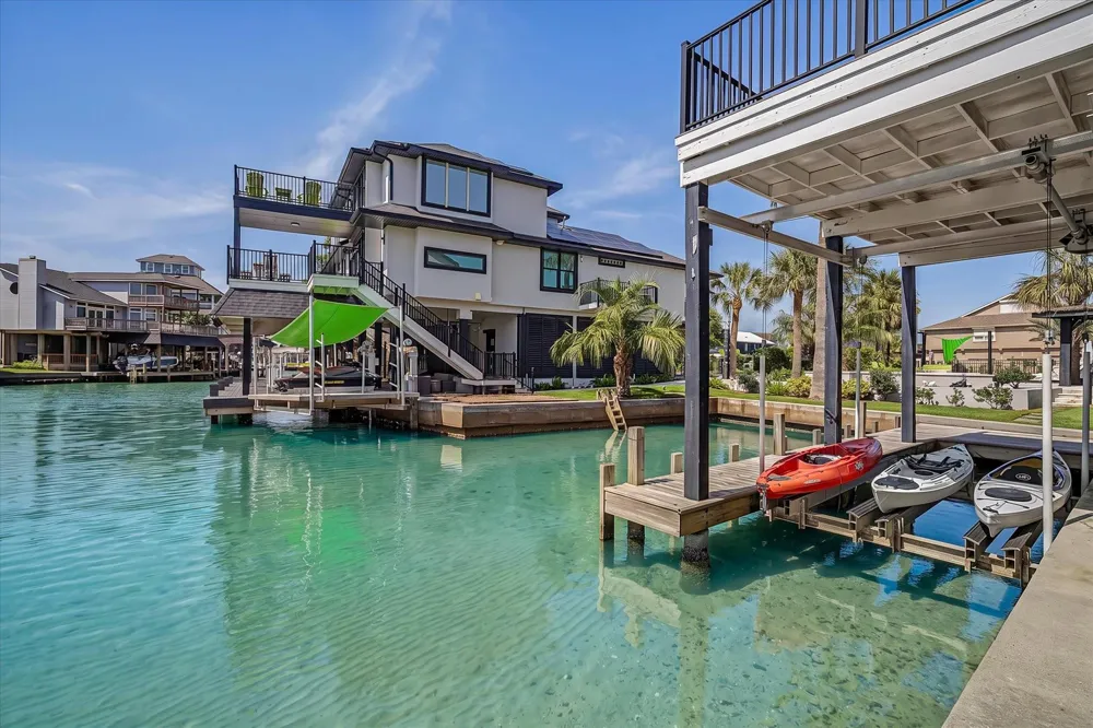 1047 Long Reach Drive Tiki Island, TX 77554