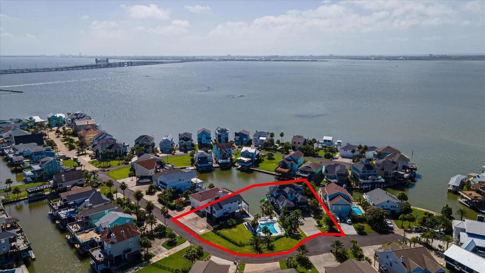 1047 Long Reach Drive Tiki Island, TX 77554