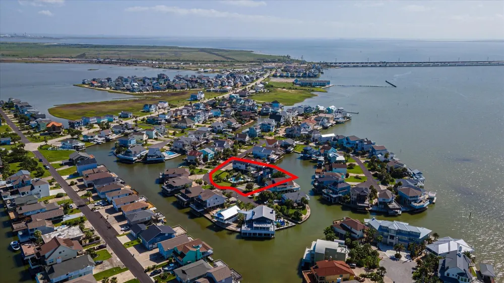 1047 Long Reach Drive Tiki Island, TX 77554