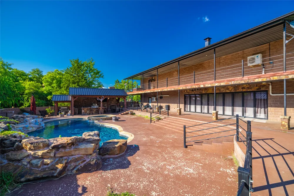 2502 386 ROAD Wetumka, OK 74883