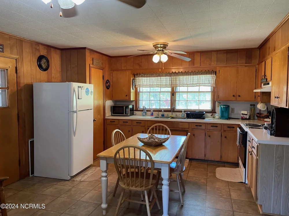 152 W Bayshore Drive Cedar Island, NC 28520