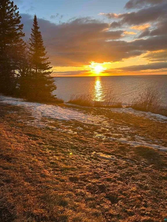 5845 Shore Drive Duluth, MN 55804
