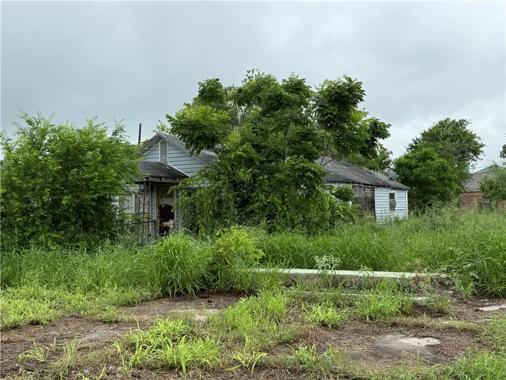 324 W Avenue B Robstown, TX 78380