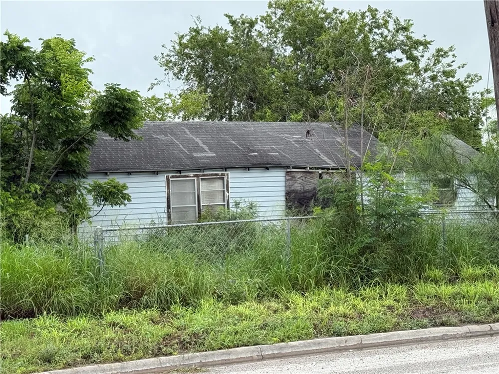 324 W Avenue B Robstown, TX 78380
