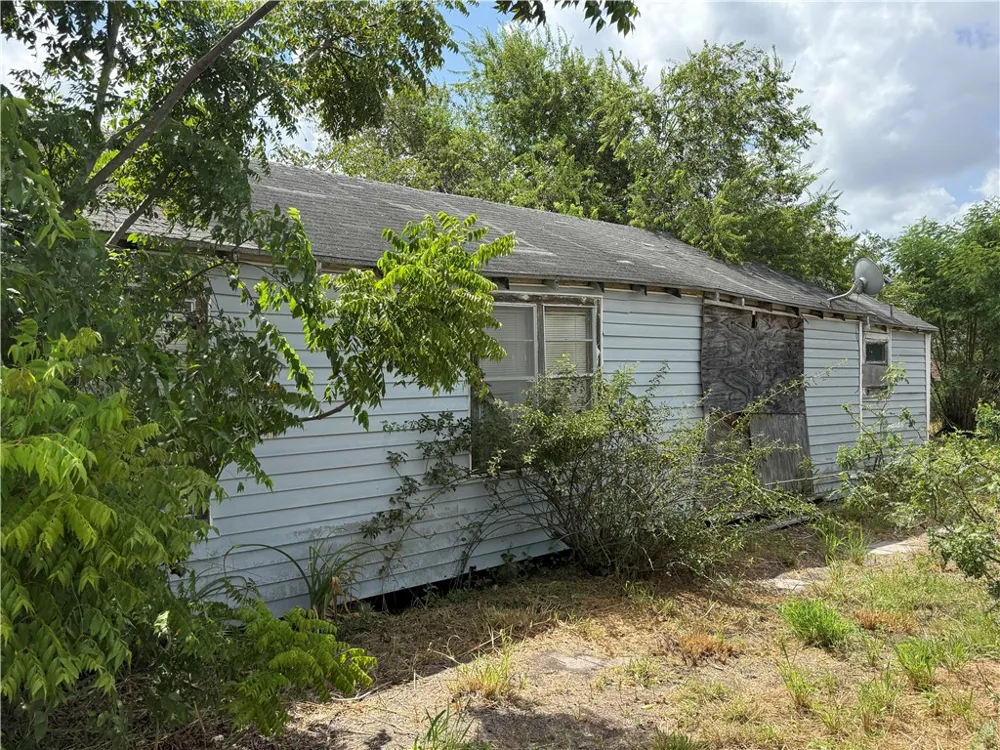 324 W Avenue B Robstown, TX 78380