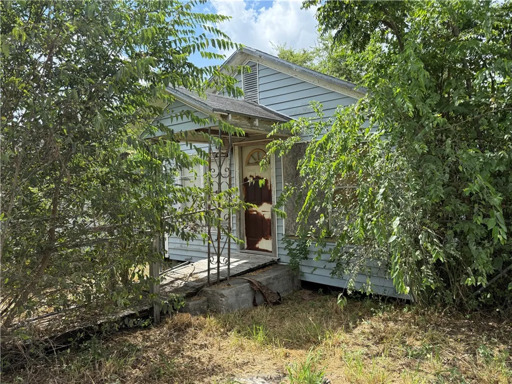 324 W Avenue B Robstown, TX 78380