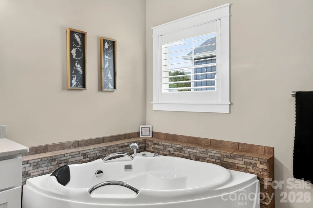 8 Vedder Way Swannanoa, NC 28778