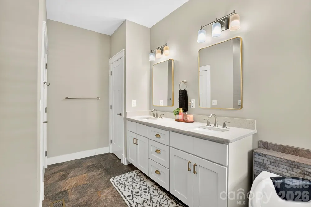 8 Vedder Way Swannanoa, NC 28778