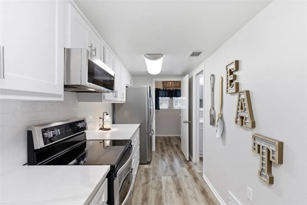 2923 Shady Knoll Lane Bedford, TX 76021