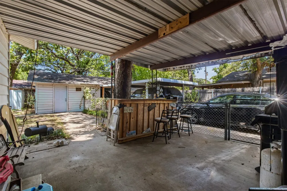 1859 Oakwood Street Haltom City, TX 76117