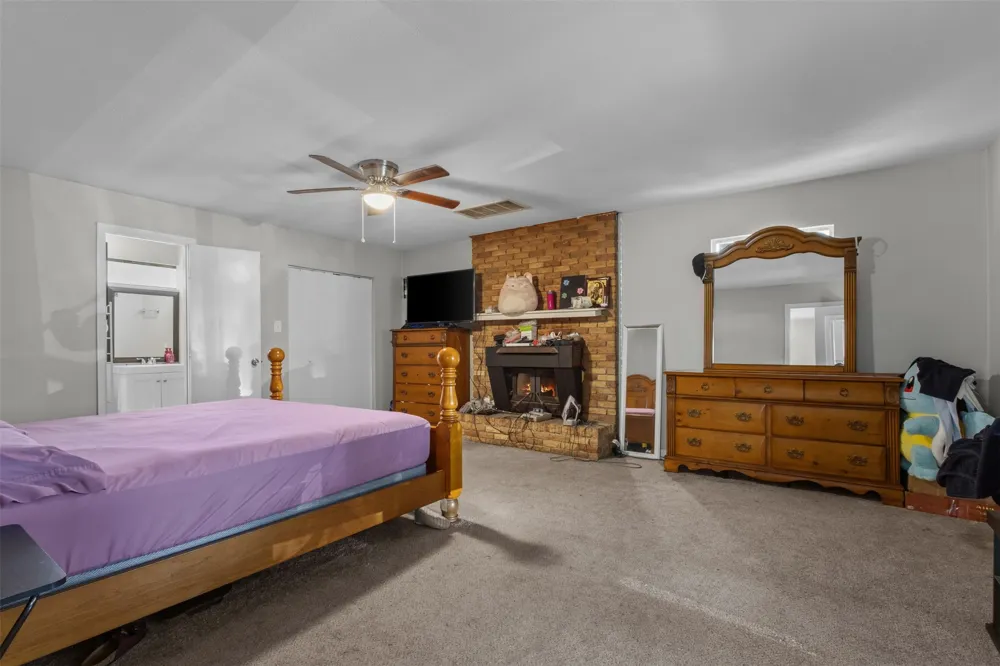 1859 Oakwood Street Haltom City, TX 76117