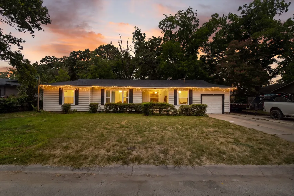 1859 Oakwood Street Haltom City, TX 76117