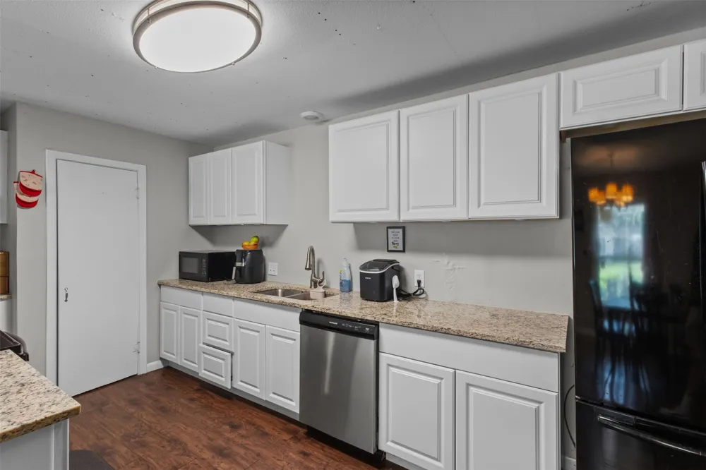 1859 Oakwood Street Haltom City, TX 76117
