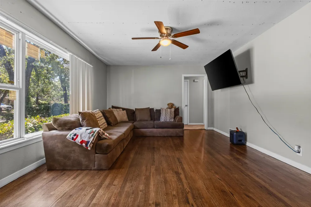 1859 Oakwood Street Haltom City, TX 76117