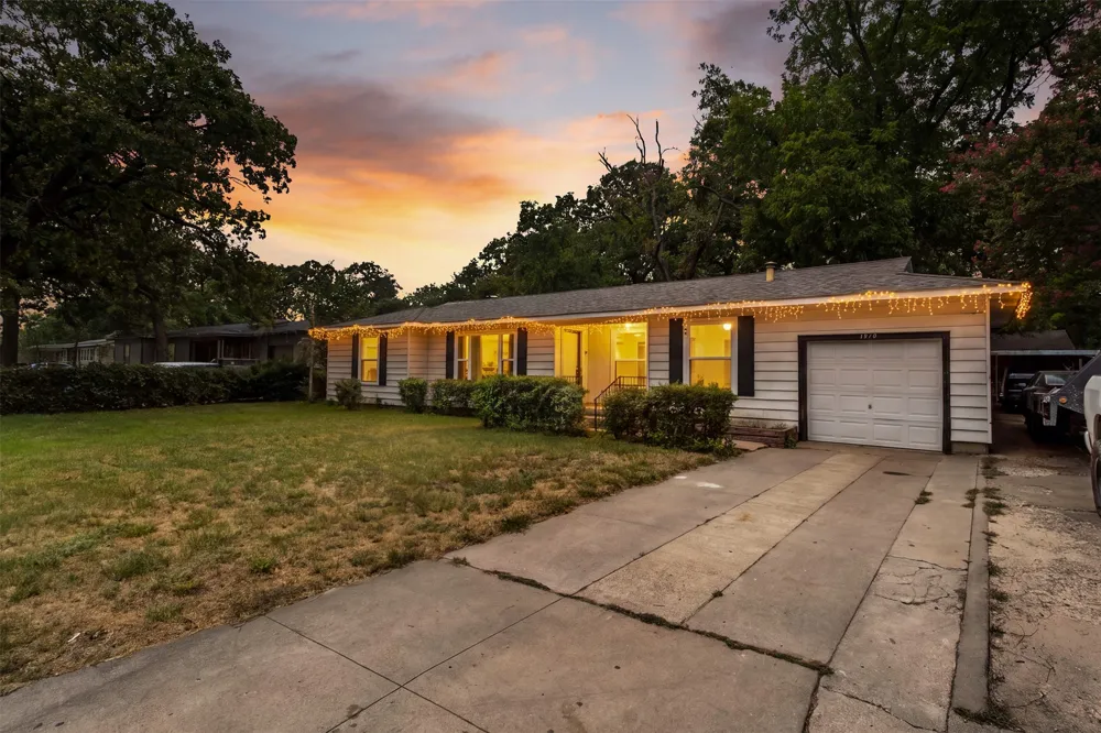 1859 Oakwood Street Haltom City, TX 76117