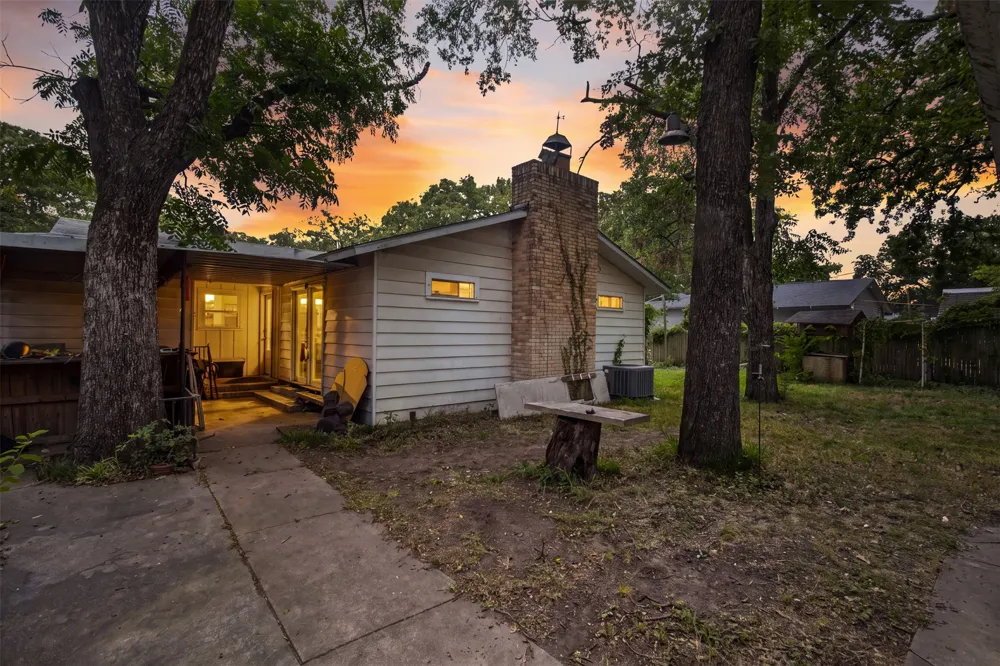 1859 Oakwood Street Haltom City, TX 76117