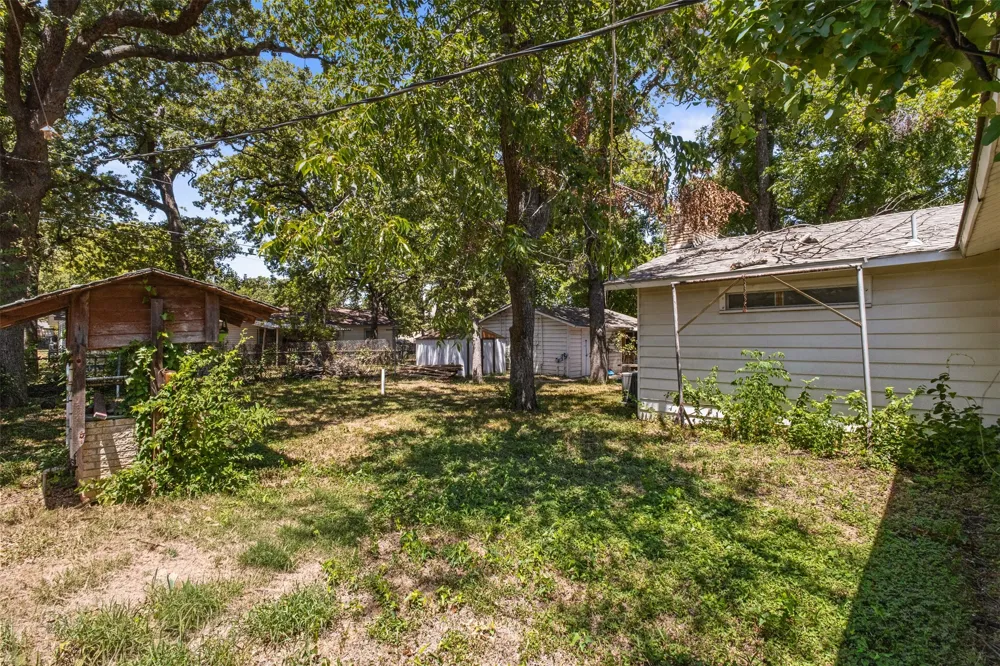 1859 Oakwood Street Haltom City, TX 76117