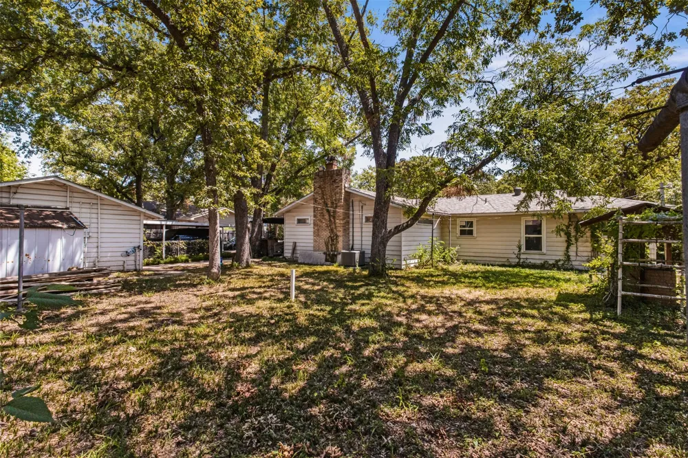 1859 Oakwood Street Haltom City, TX 76117