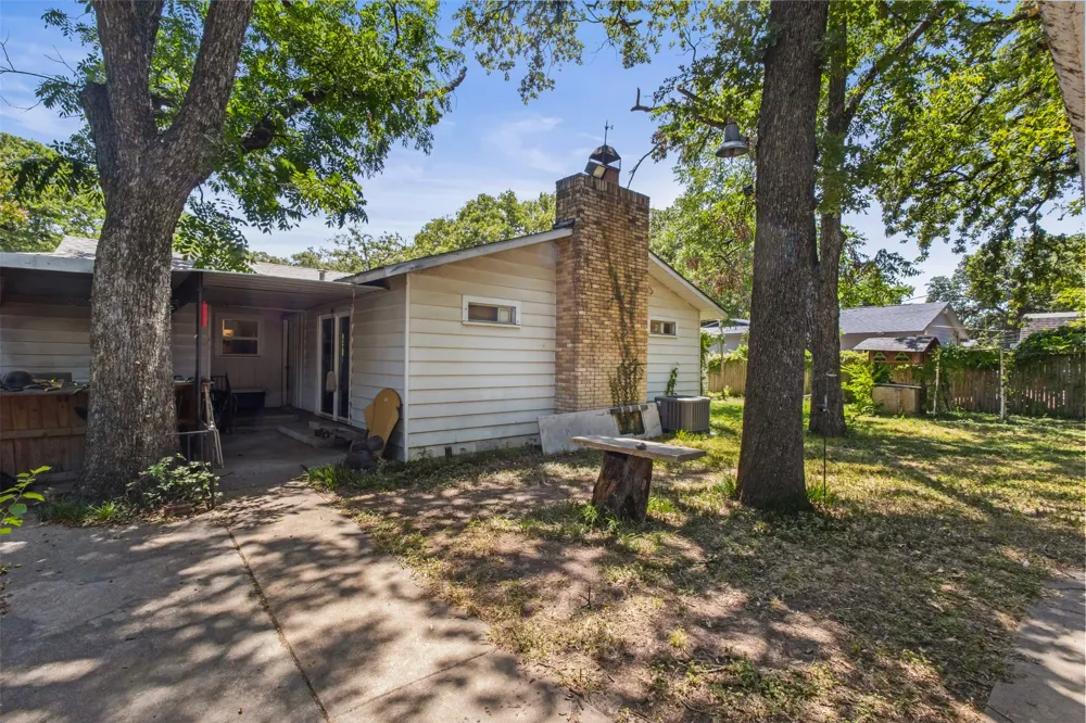 1859 Oakwood Street Haltom City, TX 76117