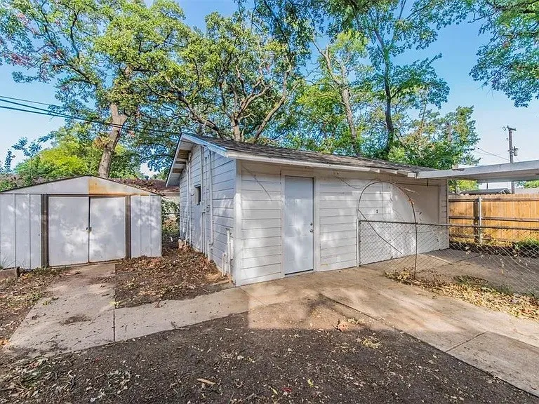 1859 Oakwood Street Haltom City, TX 76117