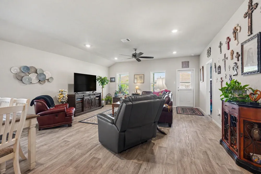 2403 Divot Lane Navasota, TX 77868