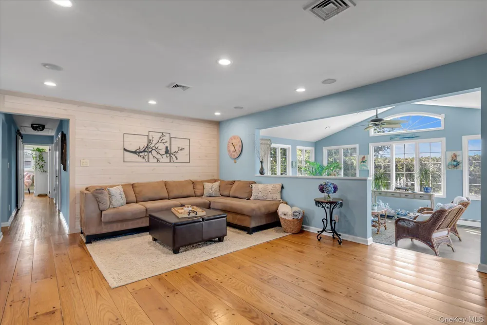 6 Montgomery Lane Bay Shore, NY 11706