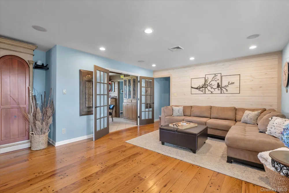 6 Montgomery Lane Bay Shore, NY 11706