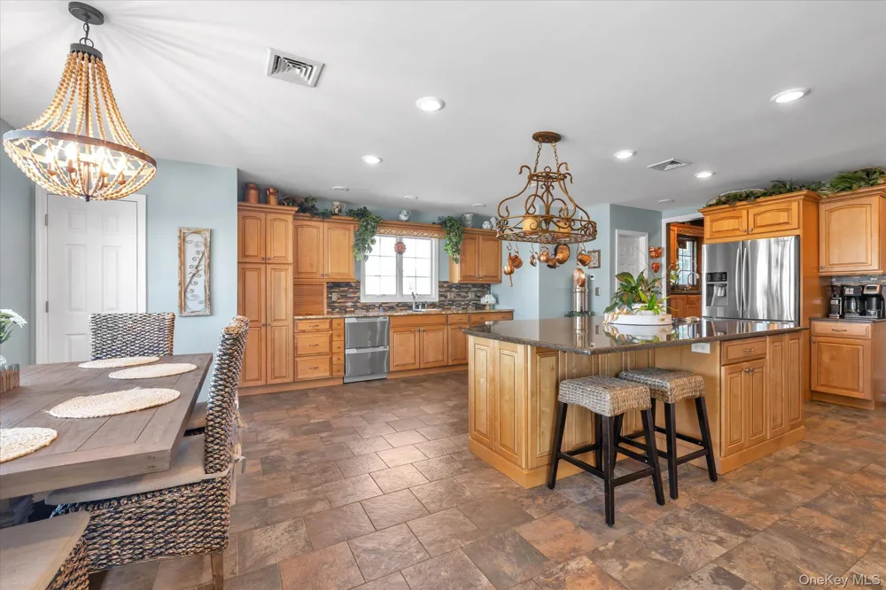 6 Montgomery Lane Bay Shore, NY 11706