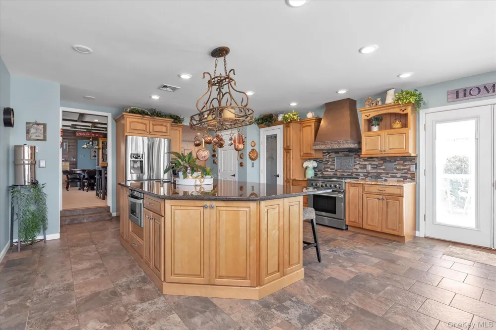 6 Montgomery Lane Bay Shore, NY 11706