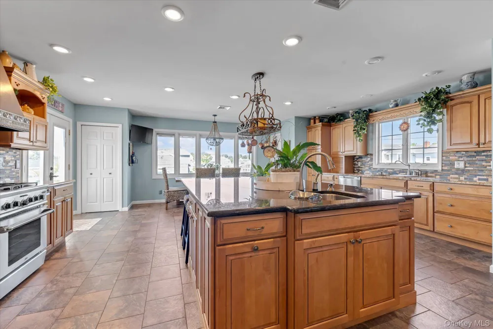 6 Montgomery Lane Bay Shore, NY 11706