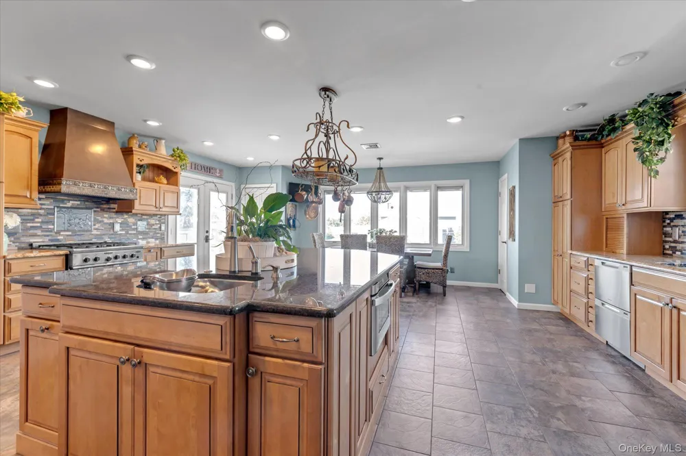 6 Montgomery Lane Bay Shore, NY 11706