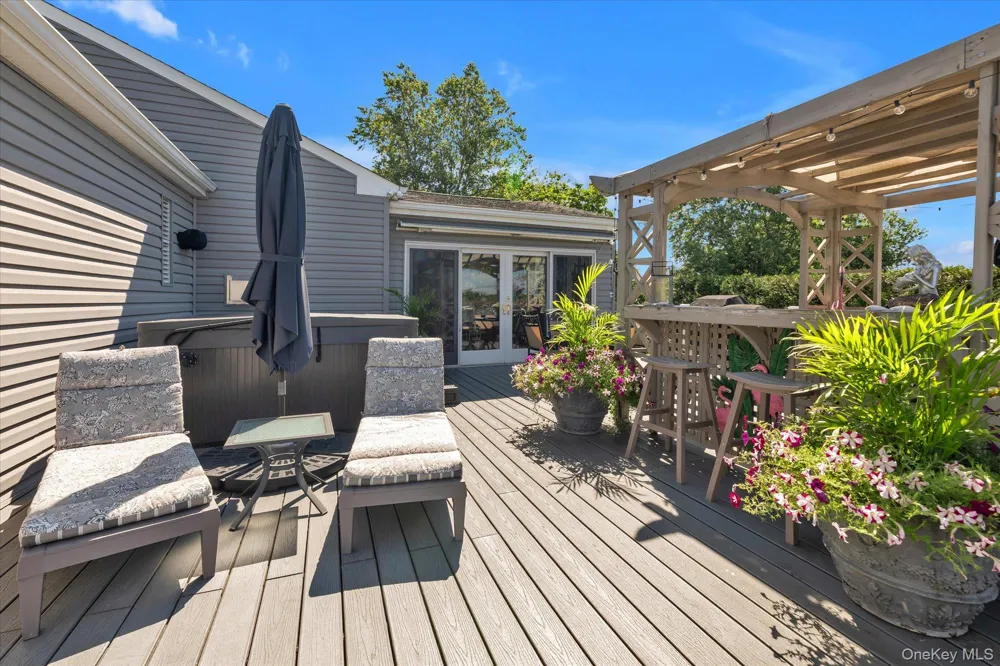 6 Montgomery Lane Bay Shore, NY 11706