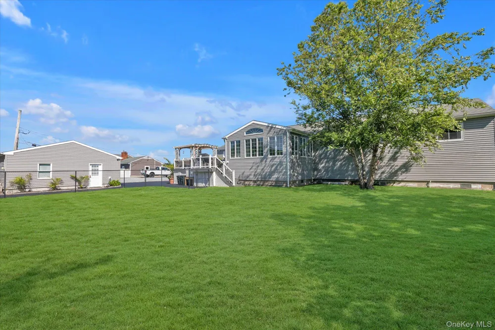 6 Montgomery Lane Bay Shore, NY 11706