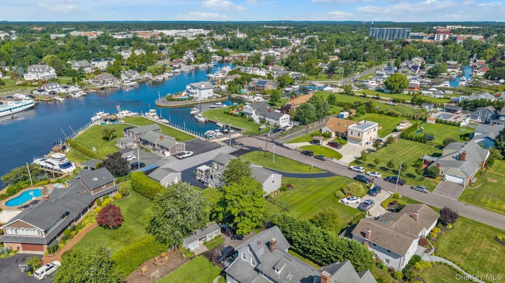 6 Montgomery Lane Bay Shore, NY 11706