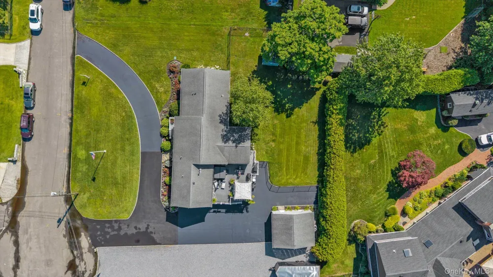 6 Montgomery Lane Bay Shore, NY 11706