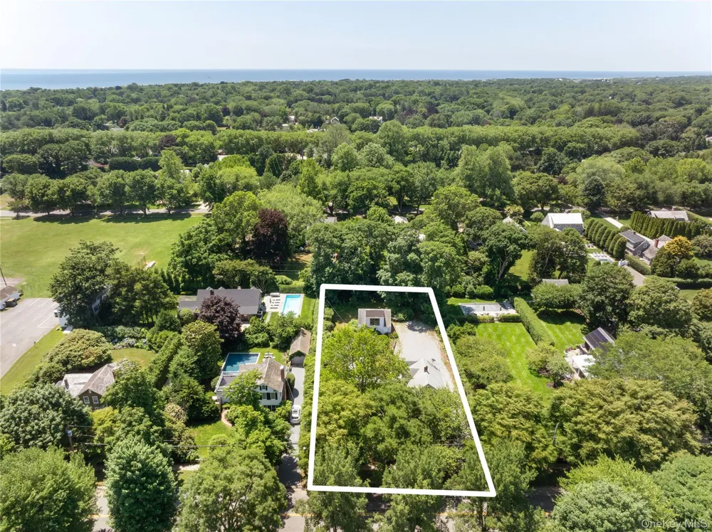 93 Buell Lane East Hampton, NY 11937