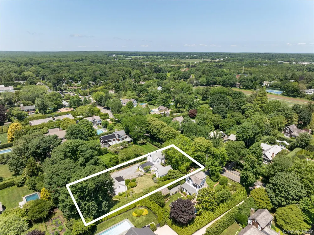 93 Buell Lane East Hampton, NY 11937