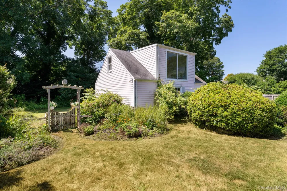 93 Buell Lane East Hampton, NY 11937