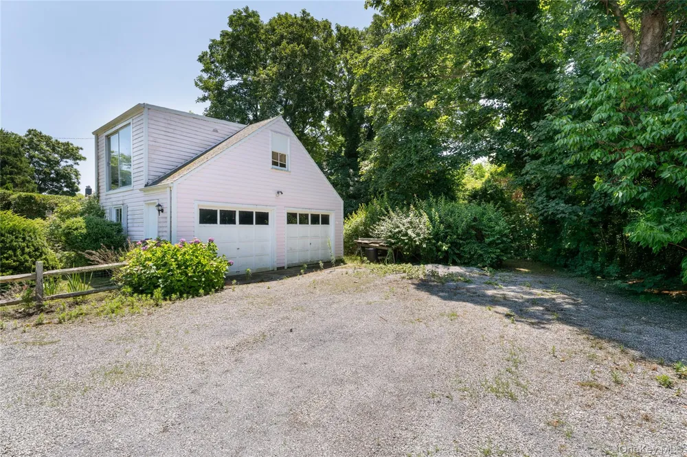 93 Buell Lane East Hampton, NY 11937
