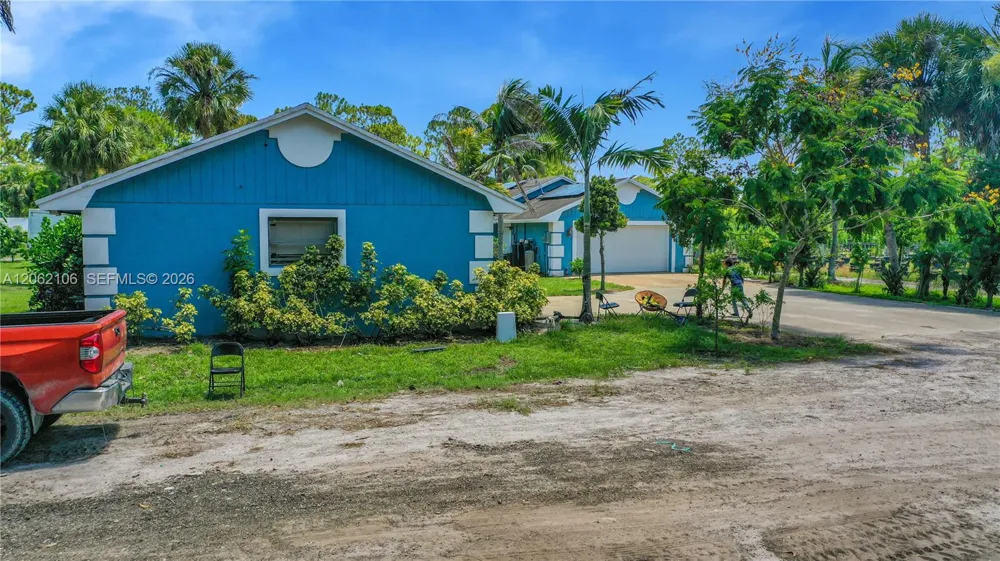 2587 E Rd Loxahatchee, FL 33470