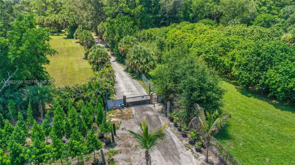 2587 E Rd Loxahatchee, FL 33470