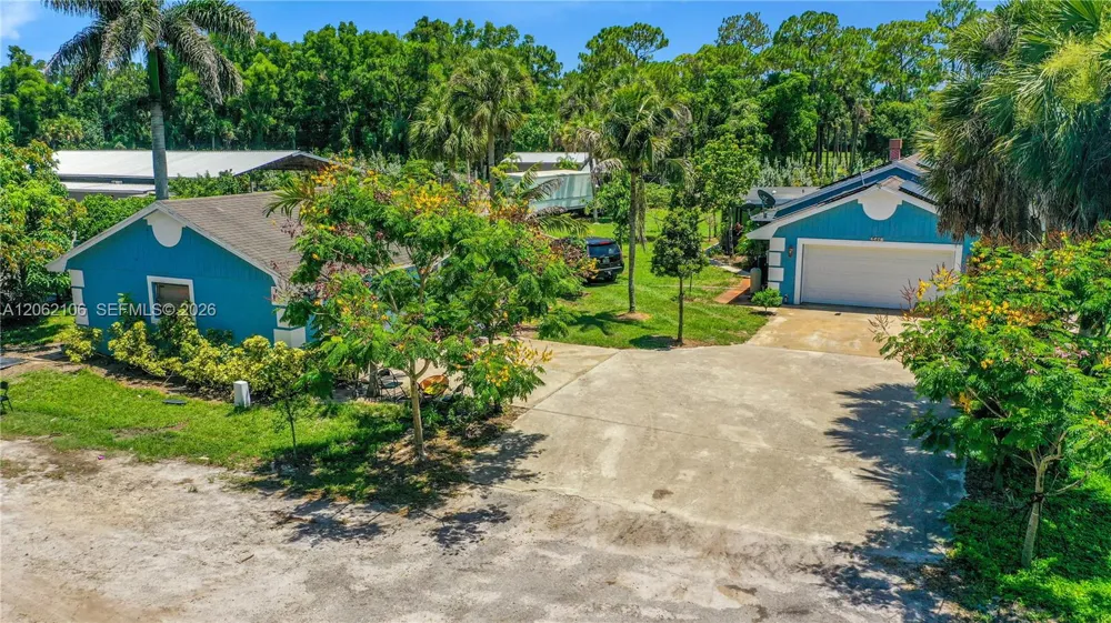 2587 E Rd Loxahatchee, FL 33470
