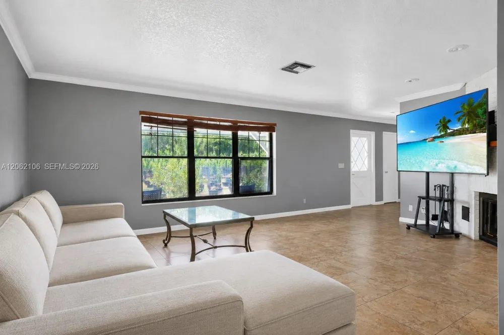 2587 E Rd Loxahatchee, FL 33470