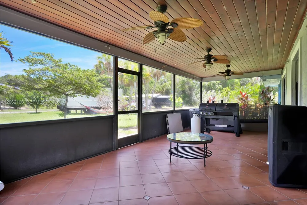 2587 E Rd Loxahatchee, FL 33470