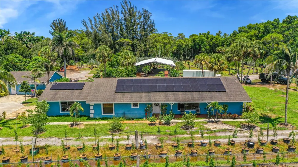 2587 E Rd Loxahatchee, FL 33470