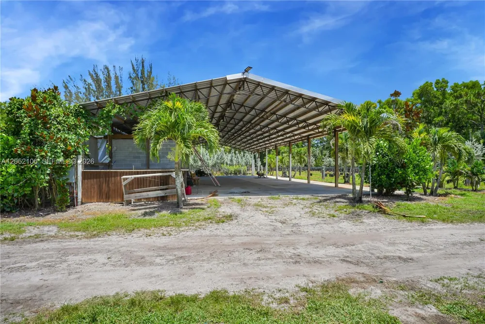2587 E Rd Loxahatchee, FL 33470